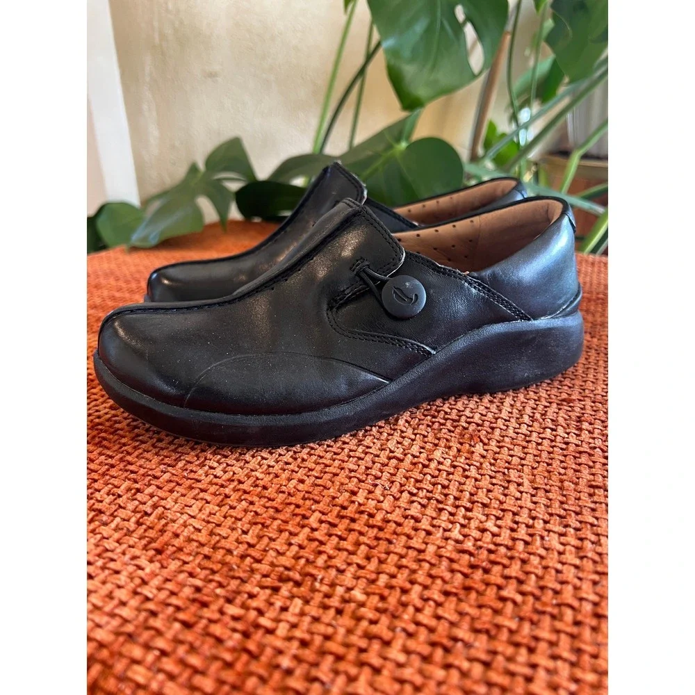 Clarks Black‎ Leather Slip On Loafers Comfort  Womens Shoes Sz 5/35 New